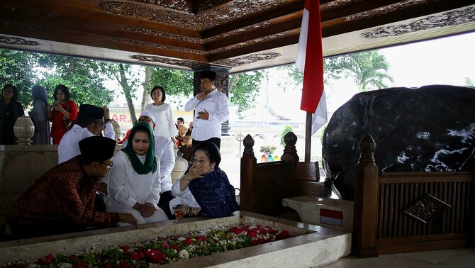 Presiden ke 5 RI Megawati Soekarnoputri, bersama calon gubernur dan calon wakil gubernur Jawa Timur, Saifullah Yusuf-Puti Guntur, serta sejumlah tokoh saat berziarah ke Makam Bung Karno, saat  peringatan (haul) Presiden RI pertama Soekarno Ke-48 di Blitar, Jawa Timur, Kamis 20 Juni 2018.