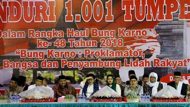 Presiden ke-5 Megawati Soekarno Puteri (tengah),  didampingi Ketua DPP PKB Muhaimin Iskandar (tiga Kanan), Cagub Jatim Saifullah Yusuf (tiga Kiri) dan Cawagub Puti Guntur Soekarno (empat kanan), ketua PBNU KH Said Aqil Siradj (dua kiri), Anggota Dewan Pengarah BPIP, Mahfud MD (kiri),  menghadiri peringatan (haul) Presiden Soekarno Ke-48 di Blitar, Jawa Timur, Kamis .20 Juni 2018
