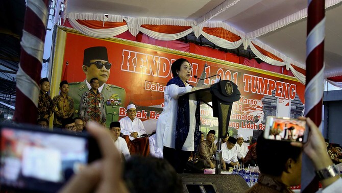 Presiden ke-5 Megawati Soekarno Puteri berpidato sebagai perwakilan keluarga saat peringatan haul Presiden Soekarno Ke-48 di Blitar, Jawa Timur, Kamis 20 Januari 2018.