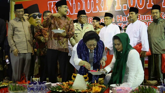 Presiden ke-5 Megawati Soekarno Puteri (ketiga kanan) didampingi Cagub Jatim Saifullah Yusuf (dua Kiri) dan Cawagub Puti Guntur Soekarno (kanan) memotong tumpeng saat peringatan (haul) Presiden Soekarno Ke-48 di Blitar, Jawa Timur, Kamis 20 Juni 2018.