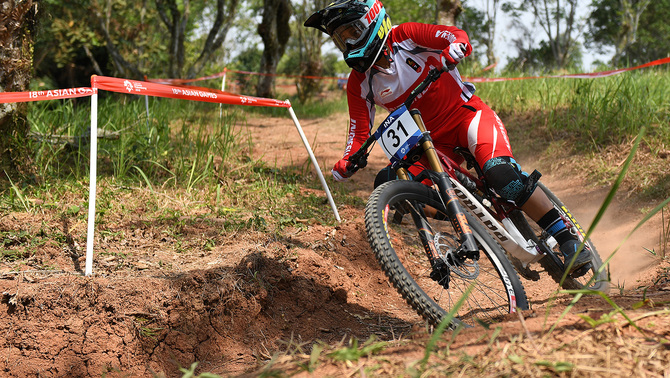 Atlet Balap Sepeda Indonesia Tiara Andini Prastika tampil di Final Run Women Elite Downhill pada Asian Games ke-18 Tahun 2018 di Khe Bun Hill, Subang, Jawa Barat, 20 Agustus 2018. Tiara berhasil meraih emas pada nomor tersebut.