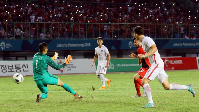 Pesepak bola Indonesia Stevano Lilipaly (dua kanan), melewati hadangan pesepak bola Hongkong Vasudeva Das Lilley Nunez (kanan), dan mencetak gol ke dua, dalam pertandingan penyisihan Grup A cabang Sepak Bola Asian Games 2018 yang berlangsung di Stadion Patriot Bekasi Jawa Barat,Senin 20 Agustus 2018. SP/Joanito De Saojoao.