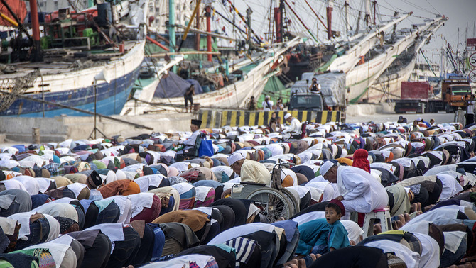 Umat muslim melaksanakan salat Iduladha 1439 H di Pelabuhan Sunda Kelapa, Jakarta, 22 Agustus 2018. Pemerintah menetapkan Iduladha jatuh pada 22 Agustus 2018.