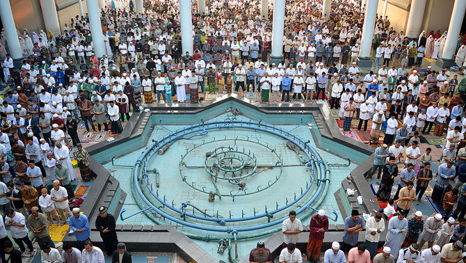 Umat islam melaksanakan salat Iduladha 1439 Hijriyah di Masjid Nasional Al-Akbar Surabaya, Jawa Timur, 22 Agustus 2018. Hari Raya Iduladha 1439 H yang dirayakan seluruh umat Islam itu ditandai dengan pemotongan hewan kurban.