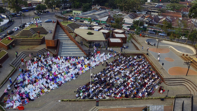 Foto udara jamaah yang melaksanakan Salat Idul Adha di Alun-Alun Cicendo, Bandung, Jawa Barat, 22 Agustus 2018. Untuk pertama kalinya, Alun-alun Cicendo digunakan untuk tempat Salat Idul Adha setelah diresmikan pada 31 Desember 2017 lalu. 