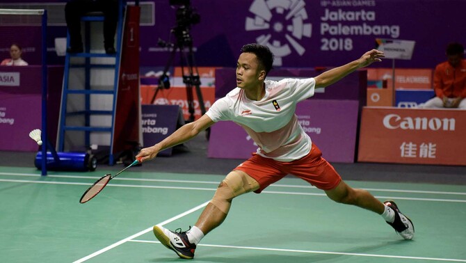 Pebulutangkis putra Indonesia Anthony Sinisuka Ginting berupaya mengejar shuttlecock yang dilepaskan lawannya pebulutangkis putra Cina Shi Yuqi, pada pertandingan final beregu putra Asian Games 2018 di Istora Senayan, Jakarta, 22 Agustus 2018. Anthony tidak melanjutkan pertandingan di ujung rubber game. Saat kedudukan 20-21 pada gim ketiga, cedera kaki yang dialaminya memaksa Anthony menghentikan perlawanan.