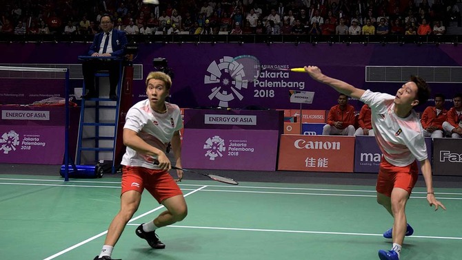 Pebulutangkis ganda putra Indonesia Kevin Sanjaya (kanan) dan Marcus F Gideon (kiri),  mengembalikan kok ke arah lawan pebulutangkis ganda putra Cina Li Junhui dan Liu Yuchen, pada babak final beregu putra Asian Games 2018 di Istora Senayan, Jakarta, 22 Agustus 2018. Ganda putra terbaik dunia itu berhasil menang dua gim langsung, 21-17 dan 21-18, atas pasangan China, Li Junhui/Liu Yuchen, di laga kedua final bulutangkis beregu putra Asian Games 2018.