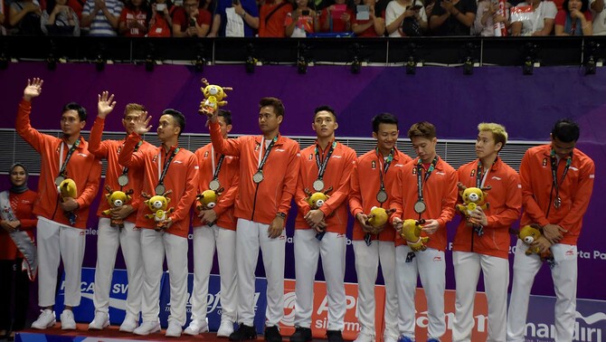 Tim beregu putra bulutangkis Indonesia, saat pengalungan medali usai partai final beregu putra di Istora Senayan, Jakarta, 23 Agustus 2018.