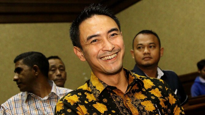 Gubernur Jambi nonaktif Zumi Zola bersiap  menjalani sidang perdana kasus suap dan gratifikasi di Pengadilan Tindak Pidana Korupsi Jakarta, 23 Agustus 2018. Zumi telah ditetapkan sebagai tersangka oleh Komisi Pemberantasan Korupsi (KPK) terkait dugaan suap pengesahan RAPBD Jambi tahun anggaran 2017 dan 2018. Ia diduga mengetahui dan menyetujui pemberian uang 'ketok palu' kepada anggota DPRD Jambi. 
Selain dugaan suap, Zumi juga diduga menerima gratifikasi sebesar Rp49 miliar. Kedua kasus tersebut akan digabungkan menjadi satu dalam berkas dakwaan dibacakan di persidangan. 