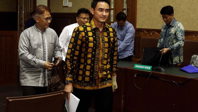 Gubernur Jambi nonaktif Zumi Zola usai menjalani sidang perdana kasus suap dan gratifikasi di Pengadilan Tindak Pidana Korupsi Jakarta, 23 Agustus 2018.