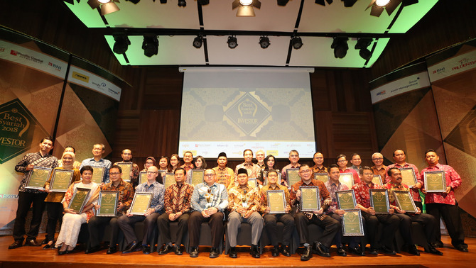 Depan: Tokoh Syariah 2018 Irfan Syauqi Beik dan Sholahudin Al Aiyub, Direktur Penelitian, Pengembangan, Pengaturan dan Perizinan Perbankan Syariah Otoritas Jasa Keuangan Deden Firman Hendarsyah (empat dari kiri), serta para penerima penghargaan (ki-ka): Managing Director PT BNI Life Insurance Intan Abdams Katoppo, Shariah Business Banking Head PT Maybank Indonesia Tbk Alex Mustofa, Presiden Direktur PT Asuransi Allianz Life Indonesia Joos Louwerier, Direktur PT BTPN Syariah Arief Ismail, Direktur Utama PT BNI Syariah Abdullah Firman, Direktur Utama PT Mandiri Manajemen Investasi Alvin Pattisahusiwa,  VP Syariah Operasional PT Prudential Life Insurance Bondan Margono, Direktur PT Asuransi Umum Bumiputera Muda 1967 Helmi Hasibuan.
Belakang (ki-ka):  Head of Investment PT Insight Investment Management Genta Wira Anjalu, Fund Manager  PT Insight Investment Management Nesya F Agustini, Direktur PT Asuransi Tugu Pratama Indonesia Tbk Usmanshah, Direktur PT Trimegah Asset Management Hendra Harahap, Senior VP PT Adira Dinamika Multi Finance Tbk Tania Endah Budhi, Direktur Utama Sucorinvest Asset Management Jemmy Paul Wawointana, Manager PT Adira Dinamika Multi Finance Tbk Indah Prameswari, Pemimpin Redaksi Majalah Investor Primus Dorimulu, CMO PT Pacific Capital Investment Susi Novianti, Wakil Ketua BPH DSN-MUI Jaih Mubarok, Direktur PT MNC Asset Management Suwito Haryatno, Head of Marcom PT Avrist Assurance Donna Marcillia,  Komisaris Utama PT Trihamas Syariah Hendry Soedijarto, Head of Corcomm PT Panin Daichi Life Windra,  Manager PT Emco Asset Management Rachman, Presiden Direktur PT Bahana TCW Investment Management Edward P Lubis,  Deputy General Manager PT Asuransi Bringin Sejahtera Artamakmur Didi Agus dan Business Development & Marketing PT Asuransi Parolamas Rudi Anhar, saat acara Penghargaan Investor Best Syariah Award 2018 di Jakarta, Kamis (23/8). 