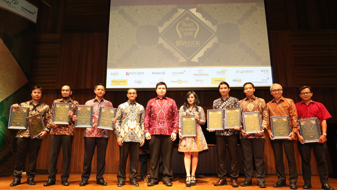 Direktur BEI Hasan Fawzi (empat dari kiri) bersama VP Head of Product, Research & Consulting Services PT Infovesta Utama Edbert Suryajaya (lima dari kiri), serta para penerima penghargaan (ki-ka): Direktur Utama Sucorinvest Asset Management Jemmy Paul Wawointana, Direktur PT Trimegah Asset Management Hendra Harahap, Direktur Utama PT Mandiri Manajemen Investasi Alvin Pattisahusiwa, CMO PT Pacific Capital Investment Susi Novianti, Head of Investment PT Insight Investment Management Genta Wira Anjalu, Direktur PT MNC Asset Management Suwito Haryatno, Presiden Direktur PT Bahana TCW Investment Management Edward P Lubis, Manager PT Emco Asset Management Rachman, saat acara Penghargaan Investor Best Syariah Award 2018 di Jakarta, Kamis (23/8). 