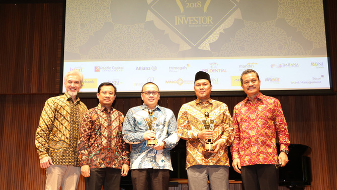 Direktur Penelitian, Pengembangan, Pengaturan dan Perizinan Perbankan Syariah Otoritas Jasa Keuangan Deden Firman Hendarsyah (dua dari kiri), Ketua Dewan Juri Adiwarman Karim, Pemimpin Redaksi Majalah Investor Primus Dorimulu serta Tokoh Syariah 2018 Irfan Syauqi Beik dan Sholahudin Al Aiyub, saat acara Penghargaan Investor Best Syariah Award 2018 di Jakarta, Kamis (23/8). 