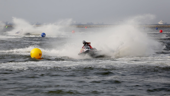 Atlet Jetski Indonesia Aqsa Sutan Aswar memacu jetski yang dikendarainya pada nomor pertandingan Runabout Limited di ajang Asian Games 2018 di Jet-Ski Indonesia Academy, Jakarta, Kamis, (23/8). 