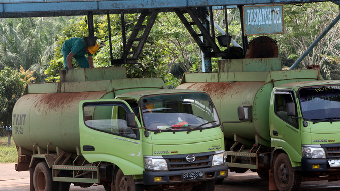 Petugas memasukan minyak CPO ke dalam truk pengangkut di pabrik pengelolaan sawit Belitung Barat, Bangka Belitung, Jumat (24/8/2018). Energi masa depan dunia bergantung kepada minyak sawit karena  minyak sawit memiliki potensi besar untuk terus digunakan sebagai minyak makanan dan non makanan. 