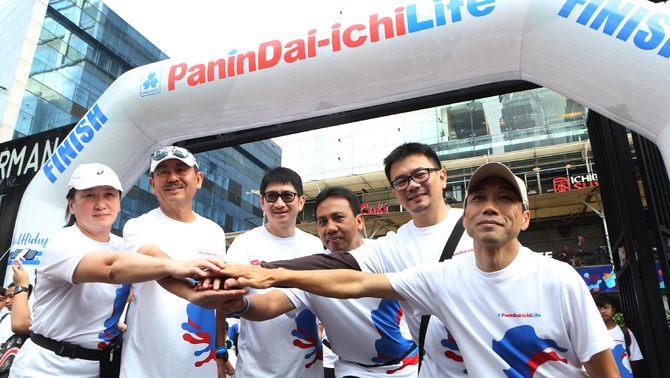 (ki-ka) istri Fadjar Gunawan, Lolita Gunawan, Presiden Direktur PT Panin Dai-ichi Life  Fadjar Gunawan, Wakil Presiden Direktur   PT Panin Dai-Ichi Life  Simon Imanto, Corporate Secretary PT Panin Bank Tbk Jasman Ginting, Direktur PT Panin Dai-Ichi Life Andrew Baim, Direktur  PT Panin Dai-Ichi Life Keninchi Fukuda berjabat tangan bersama disela saat acara Bekal Hidup Charity Fun Walk di Jakarta, Minggu 21 Oktober 2018.