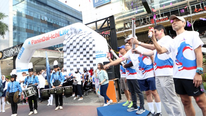 
Presiden Direktur PT Panin Dai-ichi Life  Fadjar Gunawan berserta jajaran direksi mengibar bendera start saat dimulai acara Bekal Hidup Charity Fun Walk di Jakarta, Minggu 21 Oktober 2018.
