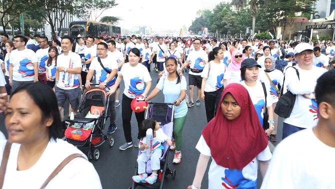 Ribuan peserta melakukan jalan sehat di acara Bekal Hidup Charity Fun Walk di Jakarta, Minggu 21 Oktober 2018.