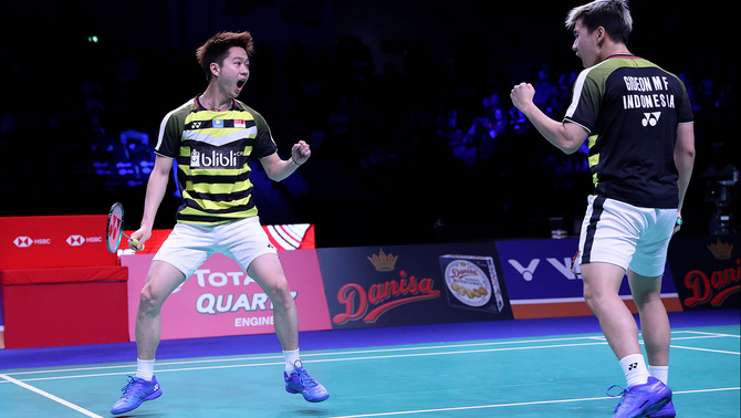 Ganda putra Indonesia Kevin Sanjaya Sukamuljo (kiri) dan Marcus Fernaldi Gideon melakukan selebrasi ketika bertanding melawan ganda Jepang Takeshi Kamura dan Keigo Sonoda pada final Kejuaraan Denmark Open di Denmark, 21 Oktober 2018.