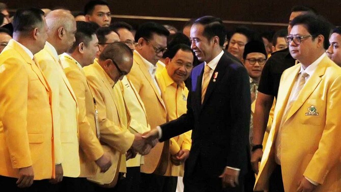 Presiden Joko Widodo (dua kanan), di dampingi ketua umum Golkar Airlangga Hartarto, menyalami sejumlah petinggi Partai Golkar saat menghadiri HUT Ke-54 Partai Golkar di JI Expo, Kemayoran, Jakarta, 21 Oktober 2018. HUT ke-54 Partai Golkar dihadiri ribuan kader partai dan pimpinan partai koalisi Indonesia Kerja.