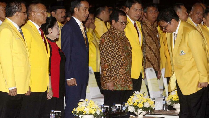 Presiden Joko Widodo (tengah), di dampingi ketua umum Golkar Airlangga Hartarto (kanan), Sekertaris Kabinet Pramono Anung, Presiden ke-5 Megawati Soekarnoputri, dan Sekjen Partai Golkar Lodewijk Freidrich Paulus, saat menghadiri HUT Ke-54 Partai Golkar di JI Expo, Kemayoran, Jakarta, 21 Oktober 2018.