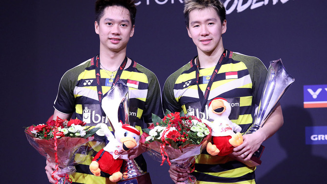 Ganda putra Indonesia Kevin Sanjaya Sukamuljo (kiri) dan Marcus Fernaldi Gideon mengikuti upacara penganugerahan medali seusai menjuarai Kejuaraan Denmark Open di Denmark, 21 Oktober 2018.