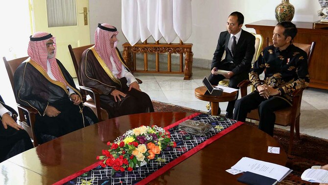 Presiden Joko Widodo (kanan) dalam pertemuan dengan Menteri Luar Negeri Arab Saudi Adel al-Jubeir (kedua kiri) dan Duta Besar Arab Saudi untuk Indonesia Osama bin Mohammed Abdullah Al Shuaibi (kiri) di Istana Bogor, Jawa Barat, 22 Oktober 2018.