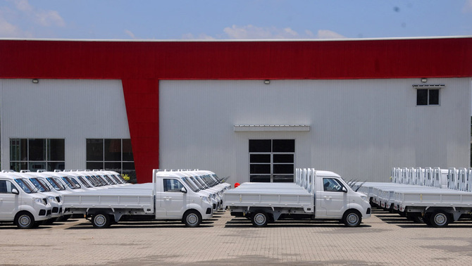 Sejumlah mobil pickup terparkir di halaman pabrik mobil Esemka di Sambi, Boyolali, Jawa Tengah, 22 Oktober 2018.
