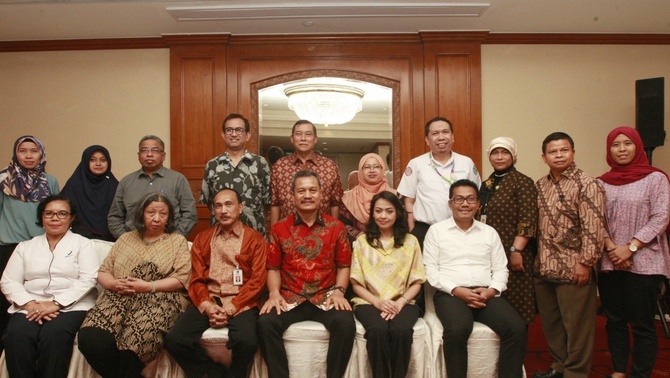 Pemimpin Redaksi Suara Pembaruan, Investor Daily dan BeritaSatu.com Primus Dorimulu (ketiga kanan bawah) bersama sejumlah narasumber Pelaksana Tugas (Plt) Deputi Bidang Pengawasan Pangan Olahan BPOM Tetty Helfery Sihombing (kiri bawah), Dokter Spesialis Anak, Konsultan Nutrisi dan Penyakit Metabolik Departemen Ilmu Kesehatan Anak FKUI  RSCM Damayanti Rusli Sjarif (kedua kiri bawah), Deputi Bidang Koordinasi Peningkatan Kesehatan Kemenko PMK, Sigit Priohutomo (ketiga kiri bawah), Direktur Habibie Center Widya Habibie (kedua kanan bawah) dan Direktur Jenderal Pembangunan Daerah Tertinggal, Kementerian Desa, Pembangunan Daerah Tertinggal, dan Transmigrasi Samsul Widodo (kanan bawah) bersama narasumber lainnya Dokter Spesialis Anak RSCM Novitria Dwinanda (kiri atas), Kasi Standarisasi Pangan Keperluan Gizi Khusus BPOM Pratiwi Yumiarti Martoyo (kedua kiri atas), Direktur Gizi Masyarakat Kementerian Kesehatan Doddy Izwardy (ketiga kiri atas), Pemerhati Kebijakan Publik Agus Pambagio (keempat kiri atas), Pemerhati Kebijakan Publik Edie Haryoto (kelima kiri atas), Wakil Ketua KPAI Rita Pranawati (kelima kanan atas), Deputy Director  Research and Development BPJS Kesehatan Andi Afdal (keempat kanan atas), Tenaga Ahli Utama Kedeputian III Kantor Staf Presiden, Brian Sriprahastuti (ketiga kanan atas), Kasubdit Promosi Kesehatan dan Gizi Masyarakat Kementerian BAPPENAS Entos Zainal (kedua kanan atas) dan Peneliti Habibie Center Hanifah pada acara diskusi terbatas di Jakarta, Senin (22/10/2018).