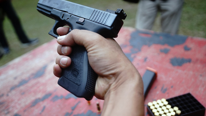Seorang petugas bersiap menembak saat uji coba senpi Glock 17 di lapangan tembak Mako Brimob Kelapa Dua Depok, Jawa Barat, 23 Oktober 2018. Hal tersebut guna uji balistik terkait penggunaan senjata Glock 17 yang diduga digunakan pada insiden penembakan Gedung DPR. Peluru kaliber 9 mm, berat 115 gram produksi TMC ini diuji tembak pada jarak 300 meter.