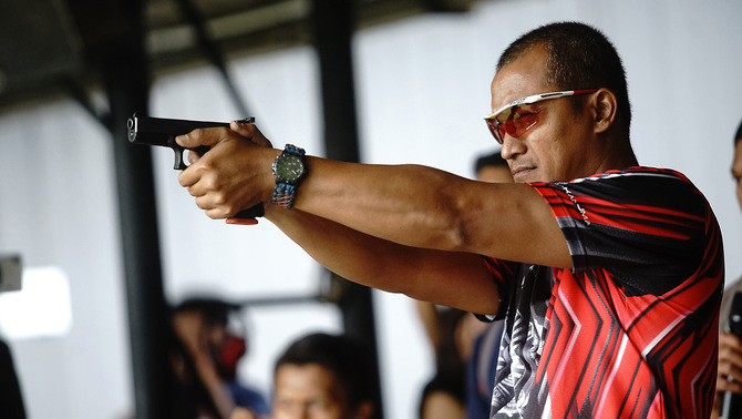 Seorang petugas menembak saat uji coba senpi Glock 17 di lapangan tembak Mako Brimob Kelapa Dua Depok, Jawa Barat, 23 Oktober 2018.