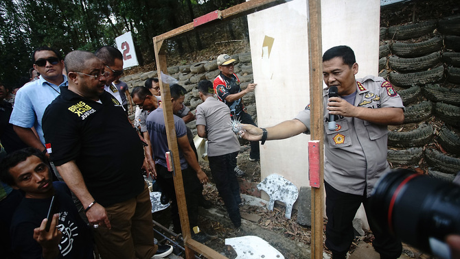 Kabid Humas Polda Metro Jaya, Kombes Pol Argo Yuwono (kanan) bersama anggota Komisi III DPR Abu Bakar Al Habsyi (kiri) memberi keterangan kepada media usai uji tembak senpi Glock 17 di lapangan tembak Mako Brimob Kelapa Dua Depok, Jawa Barat, 23 Oktober 2018.