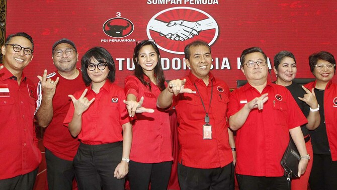 Ketua DPP PDIP Bidang Pemuda dan Olahraga Sukur Nababan (tempat kanan), dan sejumlah calon legislatif dari kalangan artis diantaranya Nico Siahaan, Harvei Malaiholo, Tamara Geraldine, Kirana Larasati, dan Lita Zein (kanan), menunjukkan salam tiga jari dalam konfrensi pers persiapan peringatan 90 tahun Sumpah Pemuda di kantor DPP PDIP, Jakarta, 23 Oktober 2018. Peringatan Hari Sumpah Pemuda yang akan digelar PDI Perjuangan bertujuan untuk memicu kembali semangat persatuan dan kesatuan di kalangan generasi milenial, dengan tema 
