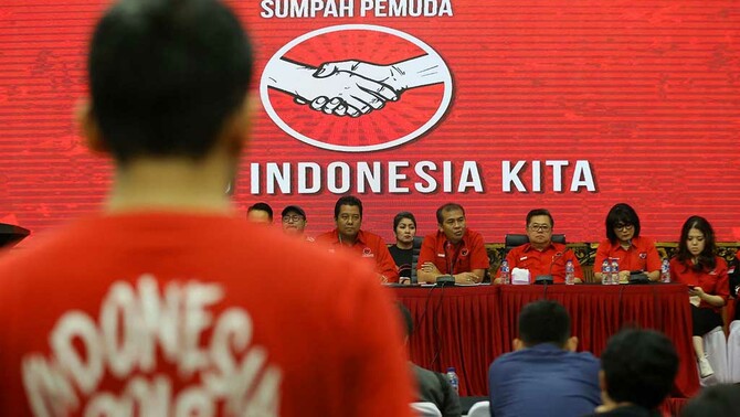 Ketua DPP PDIP Bidang Pemuda dan Olahraga Sukur H Nababan (keempat kanan) memberikan keterangan pers terkait perayaan 90 tahun Sumpah Pemuda di Jakarta, 23 Oktober 2018.