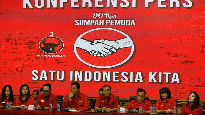 Ketua DPP PDIP Bidang Pemuda dan Olahraga Sukur H Nababan (keempat kanan), bersama sejumlah caleg dari kalangan artis, memberikan keterangan pers terkait perayaan 90 tahun Sumpah Pemuda di Jakarta, 23 Oktober 2018.