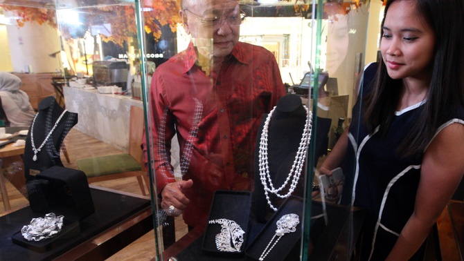 Pengunjung melihat perhiasan saat Pameran Perhiasan Mewah Objects of Desire di Plaza Indonesia,  di Jakarta, Selasa 23/10/18). Setiap brand tersebut akan menghadirkan beragam koleksi
perhiasan mewah mulai dari cincin, gelang, kalung, anting, hingga mahkota dan aksesoris lainnya. BeritaSatu Photo/Mohammad Defrizal
