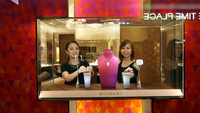 Pengunjung melihat perhiasan saat Pameran Perhiasan Mewah Objects of Desire di Plaza Indonesia,  di Jakarta, Selasa 23/10/18). Setiap brand tersebut akan menghadirkan beragam koleksi
perhiasan mewah mulai dari cincin, gelang, kalung, anting, hingga mahkota dan aksesoris lainnya. BeritaSatu Photo/Mohammad Defrizal
