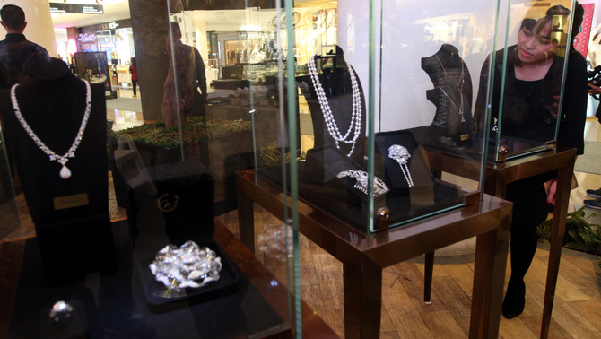 Pengunjung melihat perhiasan saat Pameran Perhiasan Mewah Objects of Desire di Plaza Indonesia,  di Jakarta, Selasa 23/10/18). Setiap brand tersebut akan menghadirkan beragam koleksi
perhiasan mewah mulai dari cincin, gelang, kalung, anting, hingga mahkota dan aksesoris lainnya. BeritaSatu Photo/Mohammad Defrizal
