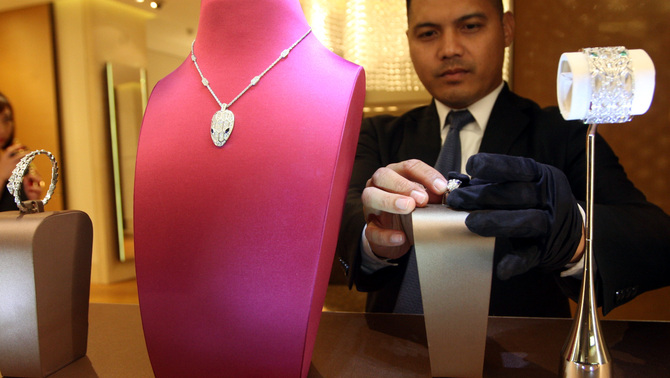 Pramuniaga merapikan perhiasan saat Pameran Perhiasan Mewah Objects of Desire di Plaza Indonesia,  di Jakarta, Selasa 23/10/18). Setiap brand tersebut akan menghadirkan beragam koleksi
perhiasan mewah mulai dari cincin, gelang, kalung, anting, hingga mahkota dan aksesoris lainnya. BeritaSatu Photo/Mohammad Defrizal

