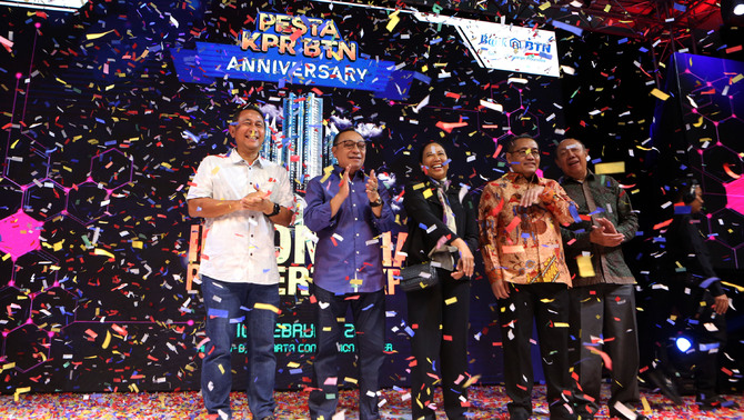 Menteri BUMN Rini Soemarno (tengah) bersama (ki-ka) Deputi Bidang Usaha Jasa Keuangan, Jasa Survei dan Jasa Konsultasi Kementerian BUMN, Gatot Trihargo, Direktur Utama PT Bank Tabungan Negara (Persero) Tbk, Maryono, Dirjen Penyediaan Perumahan Kementerian PUPR, Khalawi A.H dan Komisaris Utama Bank BTN  I Wayan Agus Mertayasa saat membuka Indonesia Properti  Expo (IPEX) di JCC Senayan, Jakarta, Sabtu (2/2/2019).