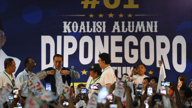 Presiden Joko Widodo di acara deklarasi Koalisi Alumni Diponegoro dukung paslon 1 di Pasar Seni Paguyupan Pedagang Barang Seni  di kota Semarang, Minggu (3/2/2019). 