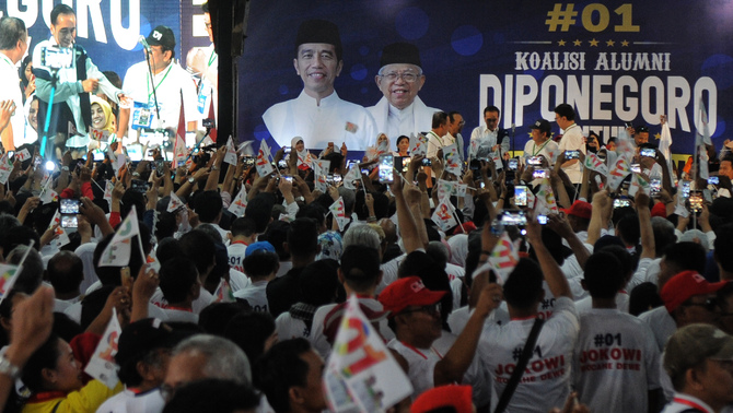 Presiden Joko Widodo di acara deklarasi Koalisi Alumni Diponegoro dukung paslon 1 di Pasar Seni Paguyupan Pedagang Barang Seni  di kota Semarang, Minggu (3/2/2019). 