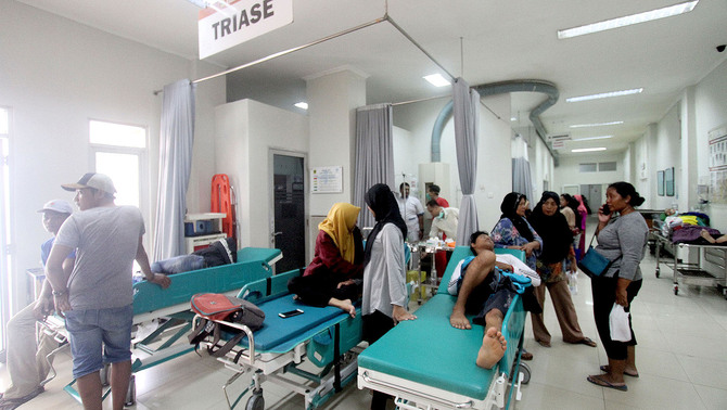 Kasus Demam Berdarah Dengue (DBD) terus meluas. Beberapa rumah sakit kekurangan ruangan untuk merawat para pasien. Pemandangan tersebut tampak di salah satu rumah sakit di Bogor. Sejumlah pasien DBD harus menunggu mendapatkan penanganan medis di ruang Unit Gawat Darurat (UGD), Rumah Sakit Umum Daerah Cibinong, Bogor, Jawa Barat, 30 Januari 2019. Bupati Bogor Ade Yasin menyatakan sampai hari Rabu (30/1) total pasien DBD di Kabupaten Bogor meningkat dari 113 kasus pada minggu ketiga, kini sudah mencapai 231 orang dan lima orang diantaranya meninggal dunia.
.