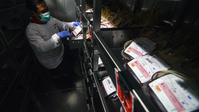 Kebutuhan kantong darah meningkat setelah kasus Demam Berdarah Dengue (DBD) juga terus meningkat. Petugas menambah stok darah di Laboratorium Unit Transfusi Darah (UTD) PMI Kota Bandung, Jawa Barat, 31 Januari 2019. PMI Kota Bandung menyediakan 2.000 kantong darah untuk mengantisipasi permintaan berlebih dari Rumah Sakit yang membutuhkan darah untuk pasien Demam Berdarah.