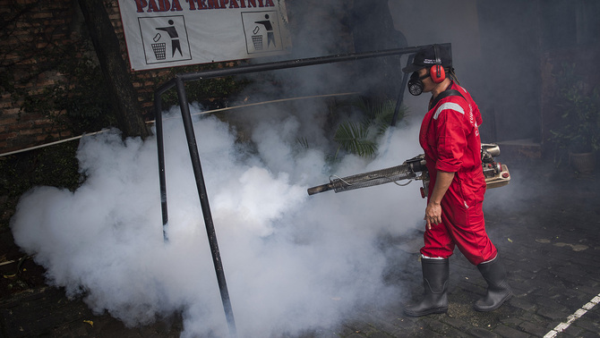 Demi mengantisipasi semakin berkembangnya kasus Demam Berdarah Dengue (DBD), Pemerintah Daerah mencanangkan program pemberantasan nyamuk dengan obat kimia ramah lingkungan. Sejumlah petugas dikerahkan untuk melakukan pengasapan di SDN Kota Bambu 07 Pagi, Palmerah, Jakarta Barat, 25 Januari 2019. Dinas Kesehatan Provinsi DKI Jakarta menyatakan bulan Januari ini di wilayah Jakarta Barat, Jakarta Selatan dan Jakarta Timur menjadi daerah waspada demam berdarah dengue, sementara bulan Februari dan Maret mendatang seluruh wilayah Ibu Kota diprediksi masuk dalam kategori waspada.