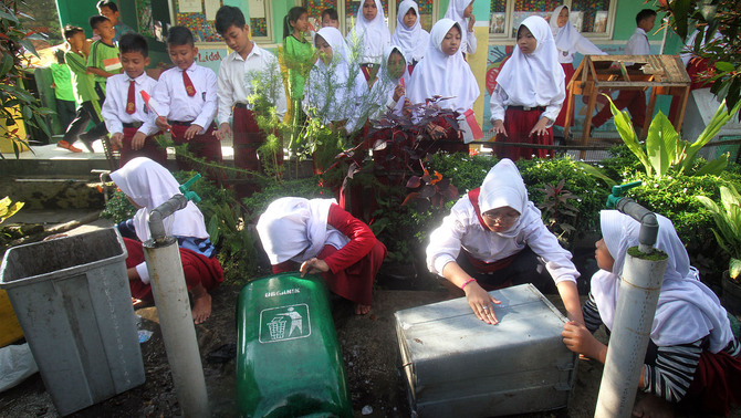 Selain penyuluhan di dalam kelas, petugas kesehatan dan guru mengajak pawa siswa untuk sadar kebersihan lingkungan sebagai bentuk pencegahan penyakit berbahya seperti Demam Berdarah Dengue (DBD). Sejumlah siswa Sekolah Dasar membersihkan tempat sampah untuk pemberantasan sarang nyamuk  di SDN Balungbang Jaya 3, Kota Bogor, Jawa Barat, 1 Februari 2019. Pemerintah Kota Bogor  mencanangkan Gerakan SerentakPemberantasan Sarang Nyamuk (PSN) untuk menekan kasus Demam Berdarah Dengue (DBD) di wilayah Bogor.