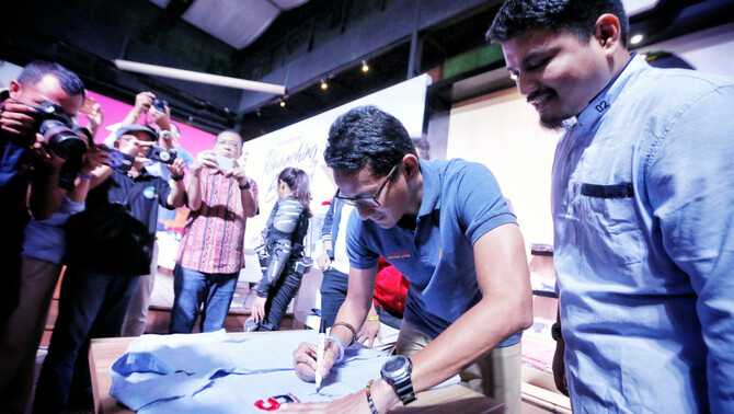 Calon Wakil Presiden nomor urut 02 Sandiaga Uno menunjukkan kemeja bermerek Thesandiuno dalam Peluncuran Merchandise Thesandiuno di Jakarta, Selasa (4/2/2019). 