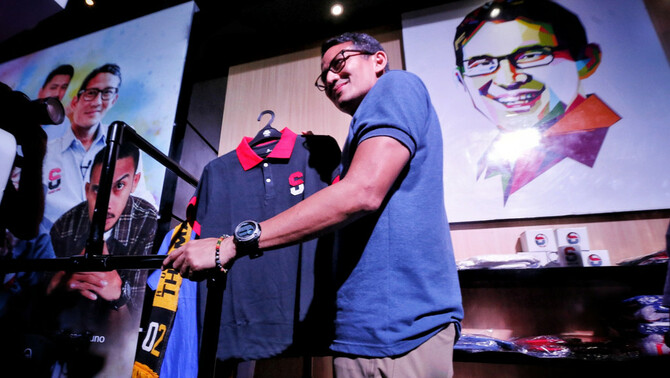 Calon Wakil Presiden nomor urut 02 Sandiaga Uno menunjukkan kemeja bermerek Thesandiuno dalam Peluncuran Merchandise Thesandiuno di Jakarta, Selasa (4/2/2019). 