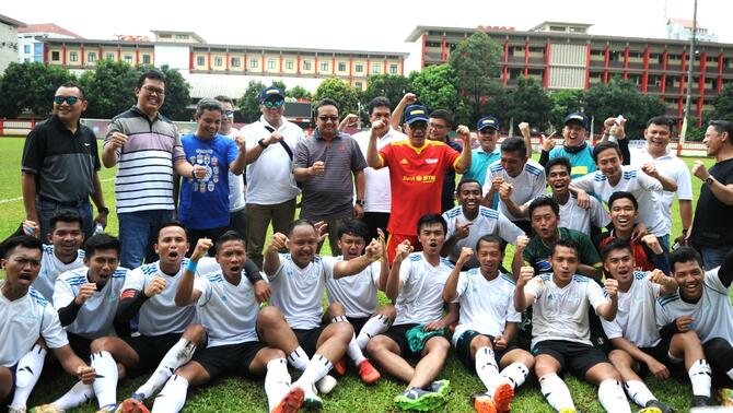 Direktur Utama Bank BTN Maryono berfoto bersama dengan para pemain di sela pertandingan final memperebutkan piala Direktur Utama Bank BTN di Jakarta, Selasa (5/2/2019).