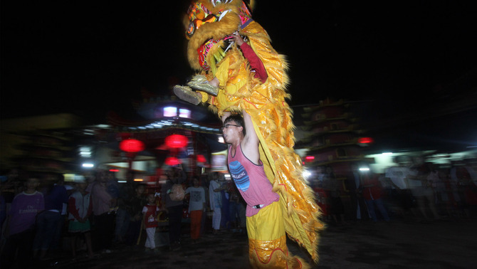 Penari Barongsai tampil di pelataran Vihara Amurwa Bhumi, Cibinong, Bogor, Jawa Barat, 4 Februari 2019. Atraksi barongsai menghibur warga saat merayakan malam tahun baru Imlek.